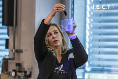 Bettina Kainz Founder von BirdShades präsentierte ihre speziell entwickelte UV Schutzfolie die für Vögel Sichtbarkeit und Schutz bieten